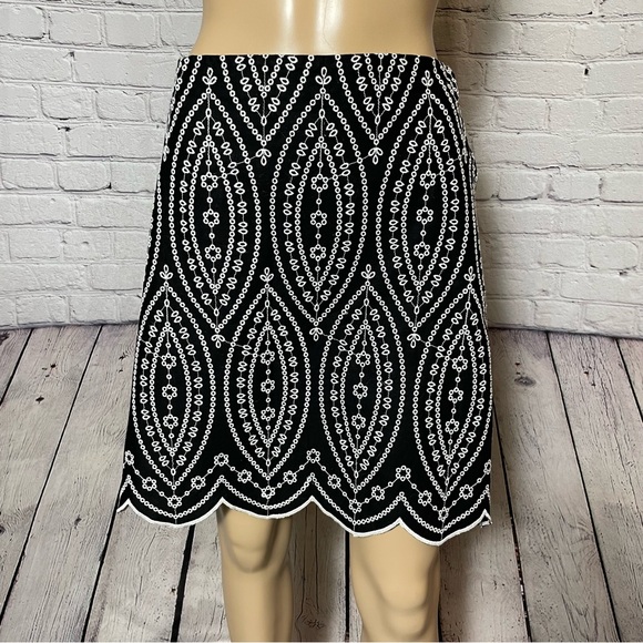 New LOFT Cotton Black White Embroidered Scalloped Shift Skirt Size 10 - Picture 2 of 9